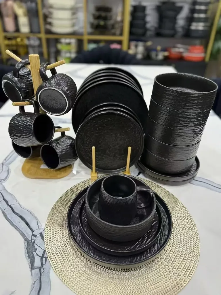 Black and white ceramic dinnerset (White)